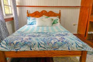 SMITH'S BNB ROOMS 2 في جورج تاون: غرفة نوم بسرير لحاف ازرق وبيض