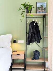 a shelf in a bedroom with a bed at Casa Febo, in centro con parcheggio privato a 200 mt dal mare in Bordighera