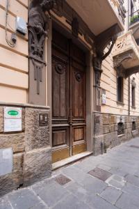 una gran puerta de madera en el lateral de un edificio en La Casa del Viandante, en La Spezia