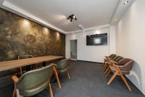 una sala conferenze con tavolo e sedie di Apartmani 8 Beograd a Jajinci
