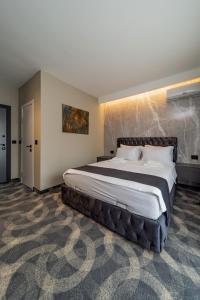 Un pat sau paturi într-o cameră la Apartmani 8 Beograd
