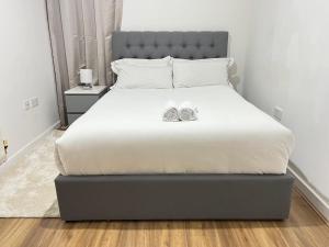 Säng eller sängar i ett rum på London Luxury Holiday Home B