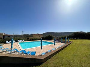 een zwembad met ligstoelen en een zwembad bij Casa vacanze - Le Bacche di Maiorca in Budoni