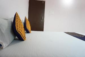 Un dormitorio con una cama con una caja. en SPOT ON Hotel Aryan Lodging And Boarding, en Chākan