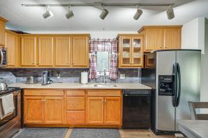 Gallery image of Quaint Bristol Townhome about 14 Mi to West Hartford! in Bristol +16 photos