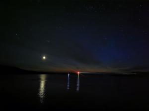 une nuit étoilée avec la lune et une réflexion dans l'eau dans l'établissement Horizon View Lodge Bed and Breakfast Glanleam Road Knightstown Valentia Island County Kerry V23 W447 Ireland, à Île de Valentia