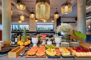 羅威的住宿－Rosa Style，自助餐,包括桌上的水果和蔬菜