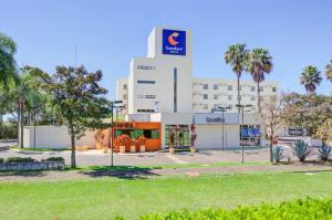 a building with a sign on top of it at Comfort Franca in Franca