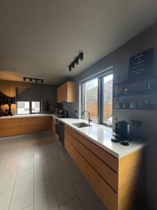 Kuchyň nebo kuchyňský kout v ubytování LL Properties - L19 Spacious Boutique Apartment