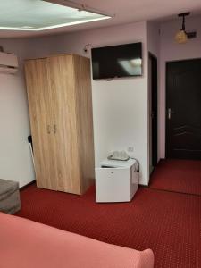 a room with a room with a phone on the wall at Casa Amiral in Sulina