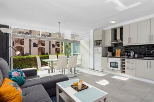 una sala de estar con un sofá y una mesa en SeaView Apartment Torre del Moro La Mata Torrevieja, en La Mata 36 fotos más