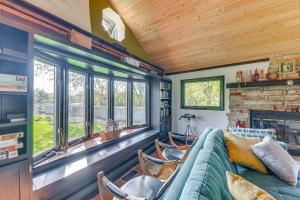 Foto dalla galleria di Charming Lake Pistakee Home with Kayaks and Patio! a Fox Lake