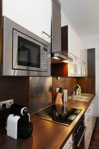 una cocina con encimera y microondas en Royal Versailles Dolcevita St Louis, en Versalles