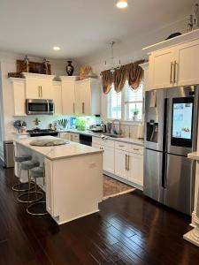 een keuken met witte kasten en roestvrijstalen apparatuur bij Comfortable Private Room in a Shared House in Youngsville