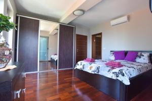 Rúm í herbergi á Panoramatic apartment
