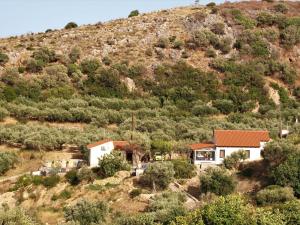 ein Haus an der Seite eines Berges in der Unterkunft Impressive Platanias Villa Villa Bulma 2 Bedrooms Private Pool in Platanias