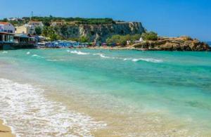 einen Strand mit dem Meer und eine Gruppe von Menschen in der Unterkunft Impressive Platanias Villa Villa Bulma 2 Bedrooms Private Pool in Platanias