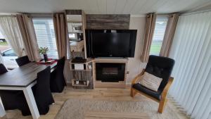 TV a/nebo společenská místnost v ubytování Caravan at Seton Sands