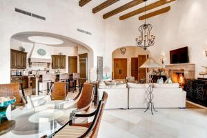 sala de estar con mesa y sillas y cocina en Stunning Villa Cielos - Close to the Beach en San José del Cabo