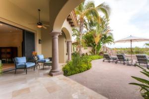 patio con sedie, tavoli e ombrellone di Stunning Villa Cielos - Close to the Beach a San José del Cabo