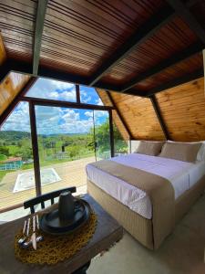 1 dormitorio con cama y ventana grande en Rancho Navarro en Pôrto de Pedras