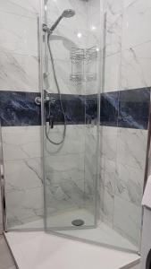 een douche met een glazen deur in de badkamer bij Domek u Eli in Solec-Zdrój