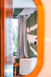 Bambuda Santa Catalina في سانتا كاتالينا: مرآة تعكس صورة غرفة مع نافذة