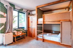 1 Schlafzimmer mit Etagenbetten und einem Schreibtisch in der Unterkunft Bambuda Santa Catalina in Santa Catalina