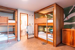 um quarto com beliches e uma casa de banho em Bambuda Santa Catalina em Santa Catalina