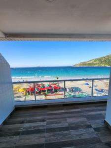 una vista de la playa desde el balcón de un edificio en Vista Maravilhosa, 3 Quartos, Lazer com Piscina, Churrasqueira e 2 Vagas, en Arraial do Cabo