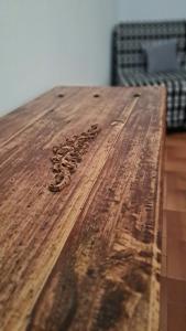 einen Haufen Nüsse auf einem Holztisch in der Unterkunft Blue Breeze Apartment in Germignaga