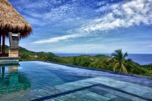 タオ島にあるHorizon Luxury Pool Villas Koh Taoの海の景色を望むスイミングプール