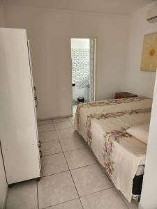um quarto com 2 camas e piso em azulejo em Excelente apartamento centro Paulo Afonso em Paulo Afonso