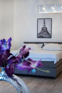 1 dormitorio con 1 cama con la torre Eiffel en Wohngut-City Apt. 1 Zi. 1 DB + 1 EZ 34 qm mit Parkplatz en Hagen