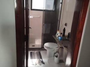 uma casa de banho com um chuveiro e um WC. em Recreio, a praia mais charmosa do RJ! no Rio de Janeiro