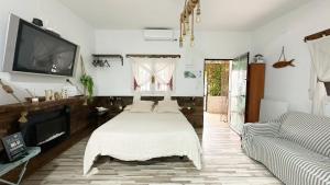 uma sala de estar com uma cama e um sofá em Beach house MAREA CORAL em Melilla