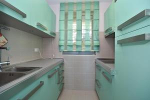 Kuhinja ili čajna kuhinja u objektu Panoramatic apartment +37 fotografija