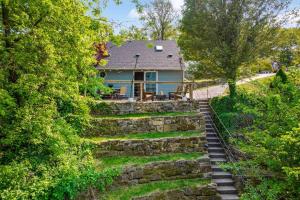 een huis met trappen naar een huis bij Lake Studio Casita in Akron