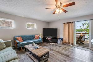 een woonkamer met een bank en een tv bij Lake Studio Casita in Akron