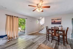 een eetkamer met een plafondventilator en een tafel bij Lake Studio Casita in Akron
