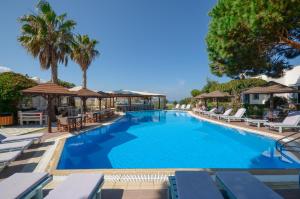 Bazén v ubytování Alkyoni Beach Hotel nebo v jeho okolí