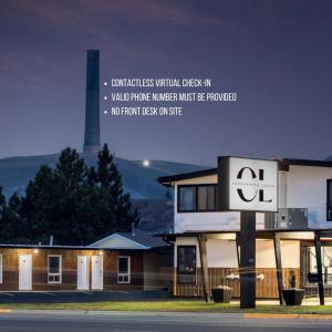 a building with a sign in front of it at Copperhead Lodge in Anaconda