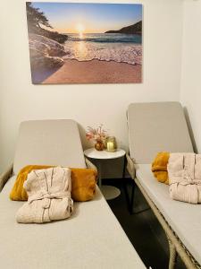 twee bedden in een kamer met een foto aan de muur bij Feriendomizil Möhne mit Seeblick und Sauna in Möhnesee