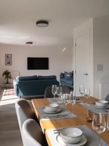 una sala de estar con una mesa con copas de vino en Bay View Villa, en Carbis Bay