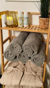 a towel rack with towels and products on it at Feriendomizil Möhne mit Seeblick und Sauna in Möhnesee