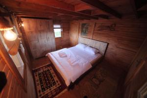 een uitzicht op een bed in een houten hut bij ISABELLA Kırsal Yaşam Evi in Fatsa