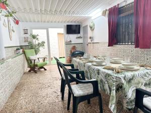 uma sala de jantar com mesa e cadeiras em Beach house MAREA CORAL em Melilla