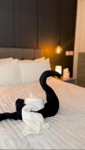 a black swan on a bed with towels at Stylish Apartment City Centre in Sheffield