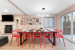 comedor con mesa negra y sillas rojas en Cozy affordable family place in Poconos home, en East Stroudsburg