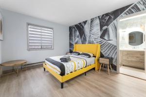 Un dormitorio con una cama amarilla y una mesa en Cozy affordable family place in Poconos home, en East Stroudsburg